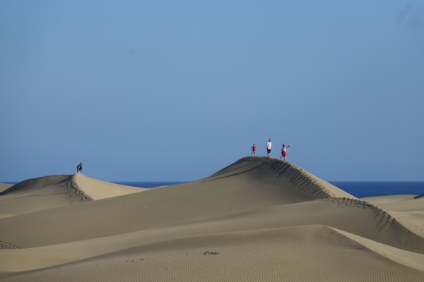 Spanien Gran Canaria Copyright vlife.blog VLife Blog – Spaziergänger auf den imposanten Dünen von Maspalomas.