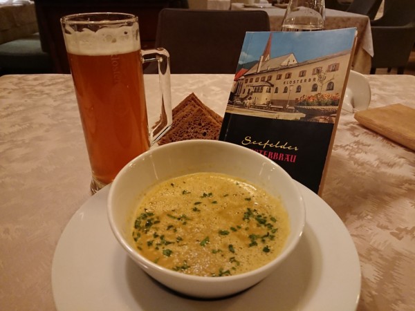 © VLife Blog – Zum Kurabschluss Dextox-Cuisine (gelbe Beetesuppe mit Kardamom) und ein frisches Klosterbräu-Bier.