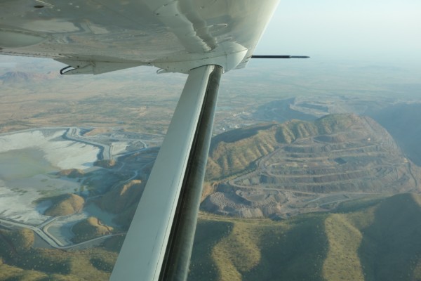 © VLife Blog vlife.blog Anflug über den Lake Argyle zum Flughafen von Knunurra. Bahamas Martini