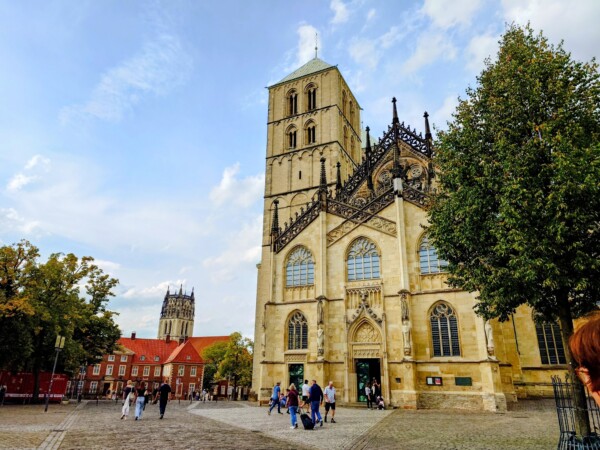 © VLife Blog vlife.blog Auf dem Domplatz vor dem St.-Paulus-Dom findet der Wochenmarkt statt.