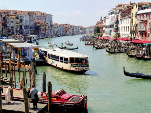 © VLife Blog vlife.blog Aussicht von der Rialtobrücke auf den Canal Grande.