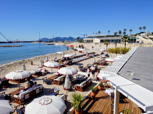 © VLife Blog vlife.blog Beach-Club an der Croisette und das Palais des Festivals von Cannes.