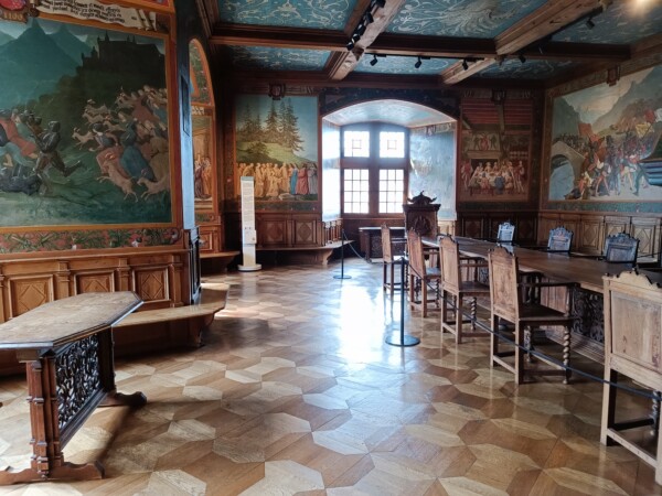 © VLife Blog vlife.blog Beeindruckender Rittersaal im Schloss Greyerz.