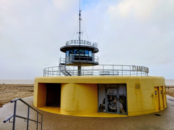 © VLife Blog vlife.blog Belgien Der Erste-Hilfe-Posten am Strand von Knokke-Heist ist ein Hingucker.