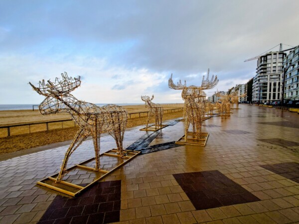 © VLife Blog vlife.blog Belgien Winterlich dekorierte Strandpromenade in Knokke-Heist.