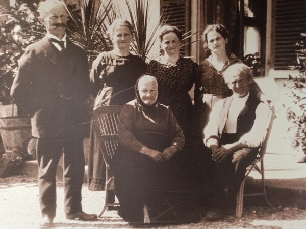 © VLife Blog vlife.blog – Bild aus 1907 mit Hotelgründer Johann Hauser und seinen Schwestern und Grosseltern.