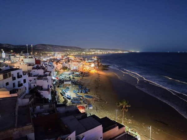 © VLife Blog vlife.blog Blick über den nächtlich beleuchteten Fischerort Taghazout.