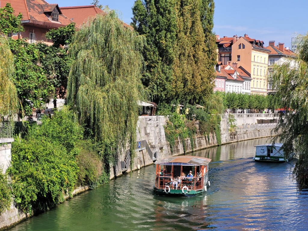 © VLife Blog – vlife.blog Bootsfahrten auf dem Fluss bieten einen anderen Blick auf Ljubljana.