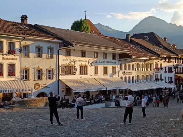 © VLife Blog vlife.blog Das Grafenstädtchen Greyerz im romantischen Abendlicht.