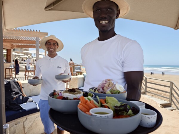 © VLife Blog vlife.blog Das Team des Fairmont Beach Restaurants serviert köstliche Salatvariationen.