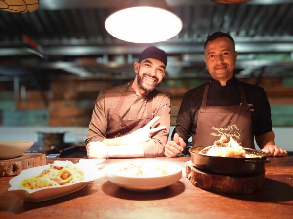 © VLife Blog vlife.blog Das aufgestellte Koch-Team im Rooftop Restaurant Favela in Taghazout.