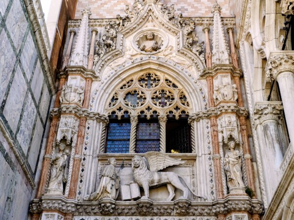 © VLife Blog vlife.blog Das prachtvolle Hauptportal an der Westfassade des Dogenpalastes.