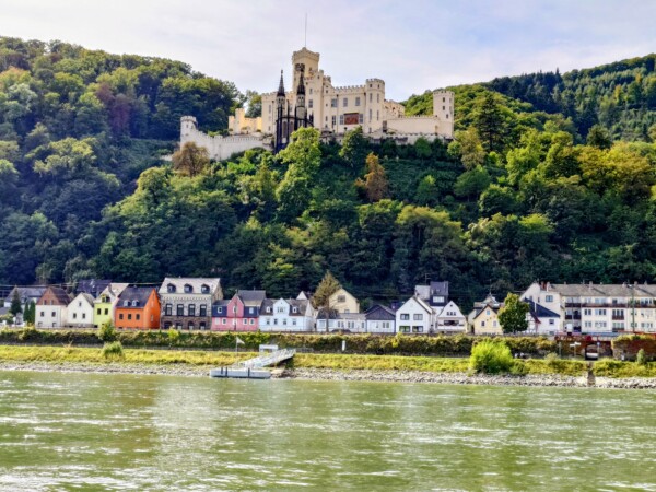 © VLife Blog vlife.blog Das prächtige Schloss Stolzenfels oberhalb des Rheins bei Koblenz.