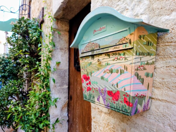 © VLife Blog vlife.blog Dekorativer Briefkasten in den Gassen von Saint-Paul-de-Vence.