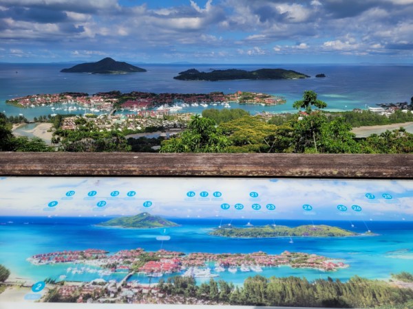 © VLife Blog vlife.blog – Der Aussichtspunkt oberhalb von Victoria bietet einen tollen Blick über die Hauptstadt und den Nationalpark Ste Anne Marine.