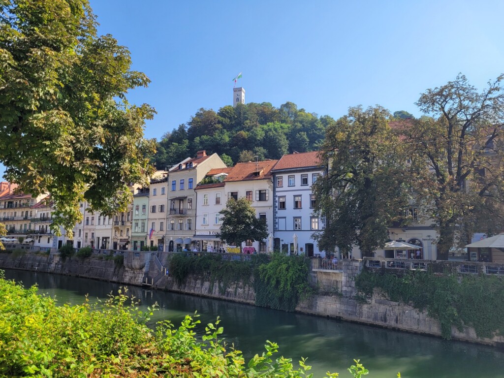 © VLife Blog – vlife.blog Der Burgberg und der Fluss Ljubljanica prägen das historische Stadtbild von Ljubljana.
