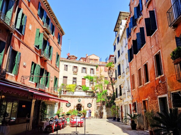 © VLife Blog vlife.blog Der Charme von Venedig zeigt sich in den verwinkelten Gassen.
