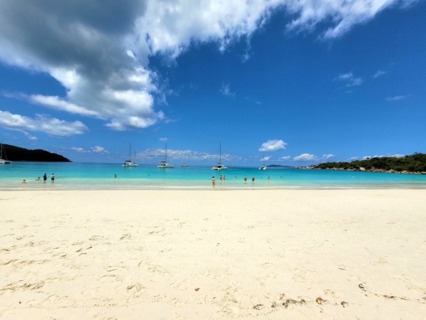 © VLife Blog vlife.blog – Der Strand Anse Lazio auf Praslin lockt mit puderzuckerfeinem Sand.