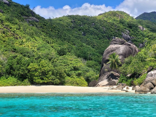 © VLife Blog vlife.blog – Der Strand in der Bucht Baie Ternay ist nur mit dem Booet erreichbar.