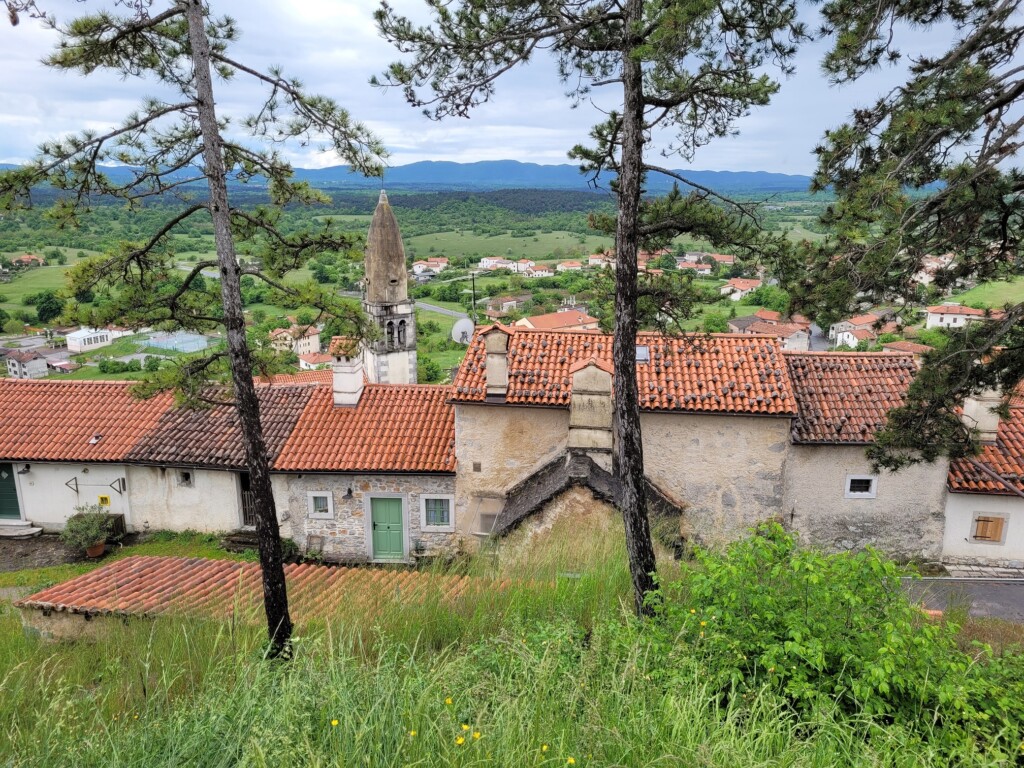 © VLife Blog – vlife.blog Der aussergewöhnliche Kirchturm prägt das Bild von Štanjel, einem der schönsten Orte Sloweniens.