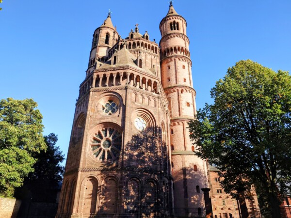 © VLife Blog vlife.blog Der romanische Dom ist das Wahrzeichen von Worms.