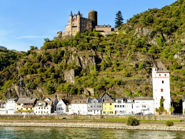 © VLife Blog vlife.blog Die Burg Katz thront über St. Goarshausen am Rhein.