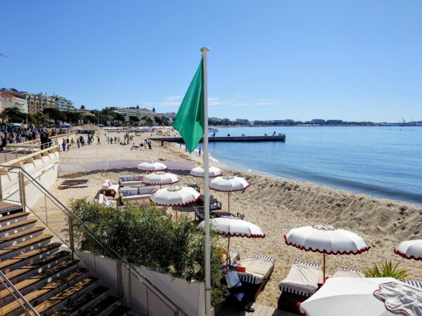 © VLife Blog vlife.blog Die Croisette von Cannes mit den berühmten Hotels und dem Sandstrand.