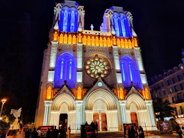 © VLife Blog vlife.blog Die beleuchtete Basilique Notre-Dame de l’Assomption in Nizza.