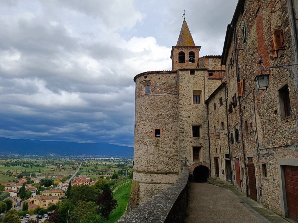 © VLife Blog vlife.blog – Die mittelaltelichen Kleinstadt Anghiari thront auf einem Felsen über dem Tibertal.