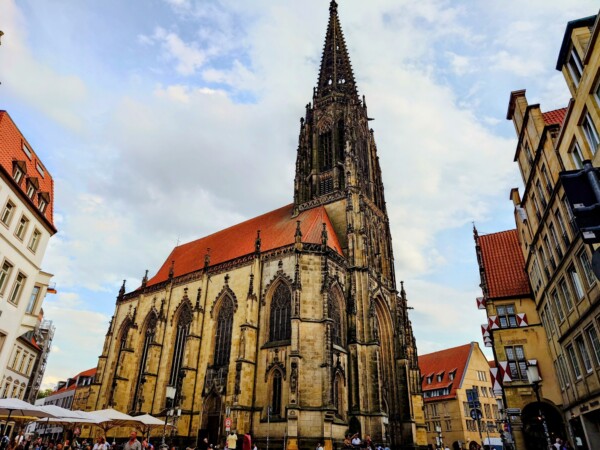 © VLife Blog vlife.blog Die spätgotische St. Lamberti-Kirche mit dem markanten Turm.