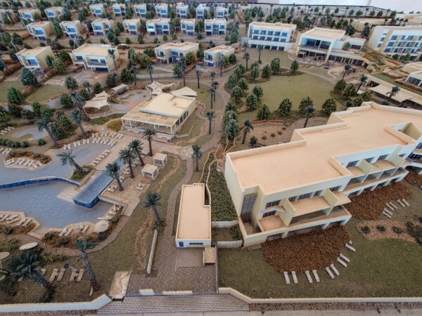 © VLife Blog vlife.blog Ein Model zeigt die grosszügige Anlage des Fairmont Taghazout Bay Hotels. Bahamas Martini