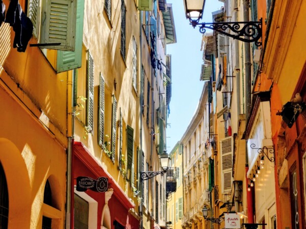 © VLife Blog vlife.blog Eine der vielen Gassen in der Altstadt von Nizza.
