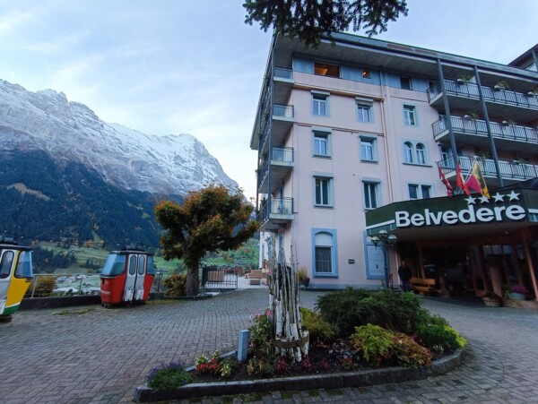 © VLife Blog vlife.blog – Eingang vom Belvedere Hotel Grindelwald, das bereits seit 1907 Gäste empfängt.