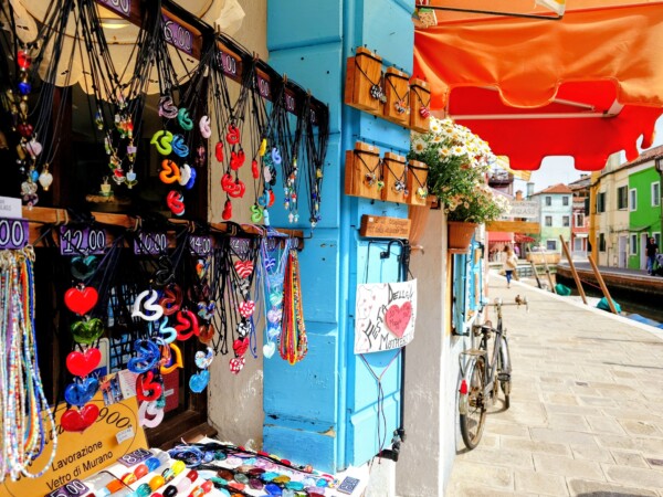 © VLife Blog vlife.blog Einkaufsbummel durch die Gassen des malerischen Burano.