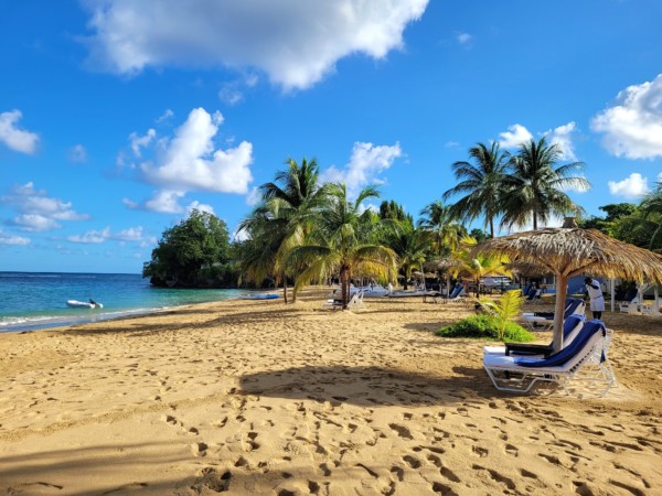 © VLife Blog vlife.blog – Entspannung pur am Strand des Luxushotels Jamaica Inn in Ocho Rios.