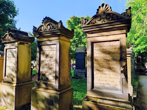 © VLife Blog vlife.blog Grabsteine in Worms, dem ältesten jüdischen Friedhof Europas.