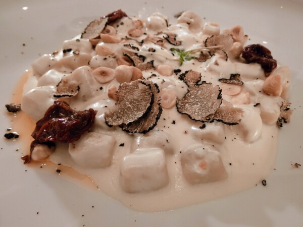 © VLife Blog vlife.blog Im Paper Moon Restaurant des Fairmont Hotels werden italienische Köstlichkeiten serviert.