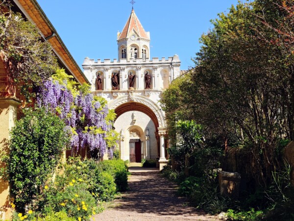 © VLife Blog vlife.blog Kloster auf der Insel Ile de Saint-Honorat vor Cannes.