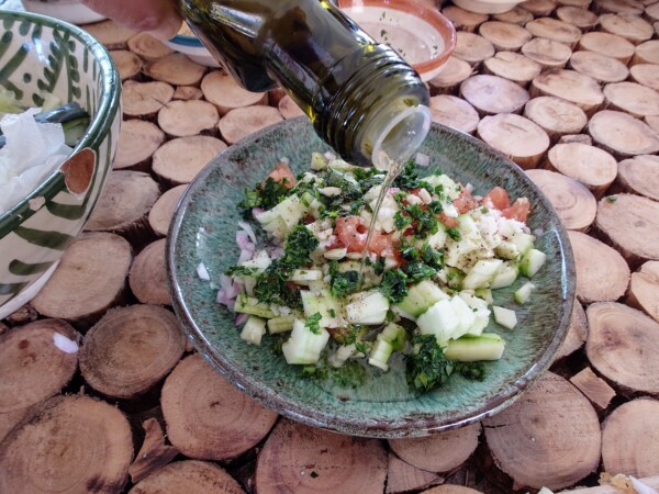 © VLife Blog vlife.blog Marokkanischer Salat mit frischem Arganönl im Targant-Zentrum in Taghazout.