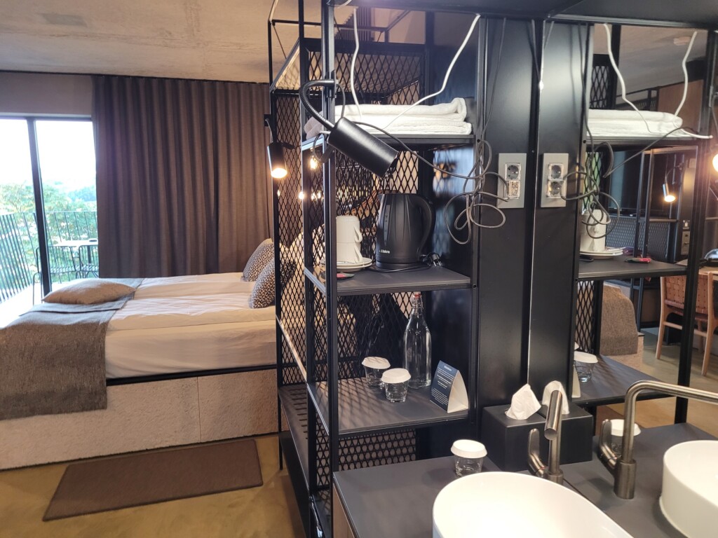 © VLife Blog – vlife.blog Modern designtes Zimmer im Hotel Maestoso in Lipica.