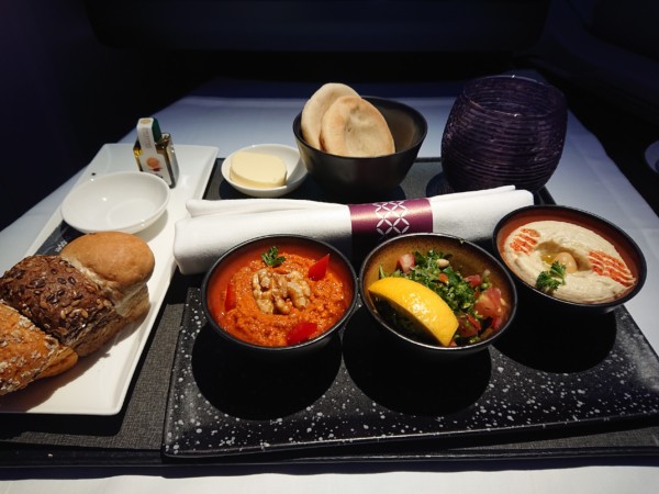 © VLife Blog vlife.blog – Orientalische Köstlichkeiten an Bord von Qatar Airways zwischen Doha und Mahé.