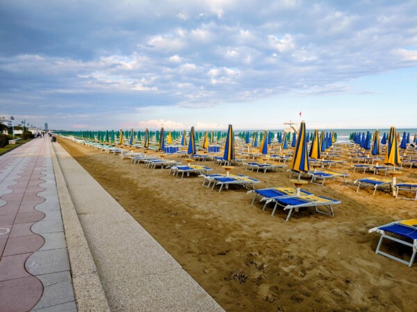 © VLife Blog vlife.blog Promenade und breiter Sandstrand in Lido di Jesolo.