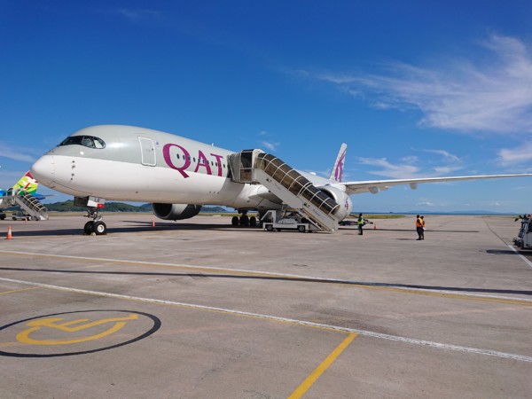 © VLife Blog vlife.blog – Qatar Airways nach der Landung auf dem Internationalen Flughafen der Seychellen.