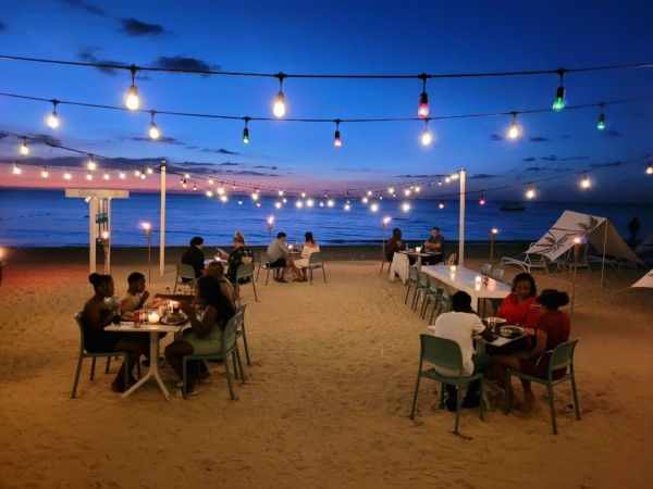 © VLife Blog vlife.blog – Romantisches Dinner am Strand in Negril.