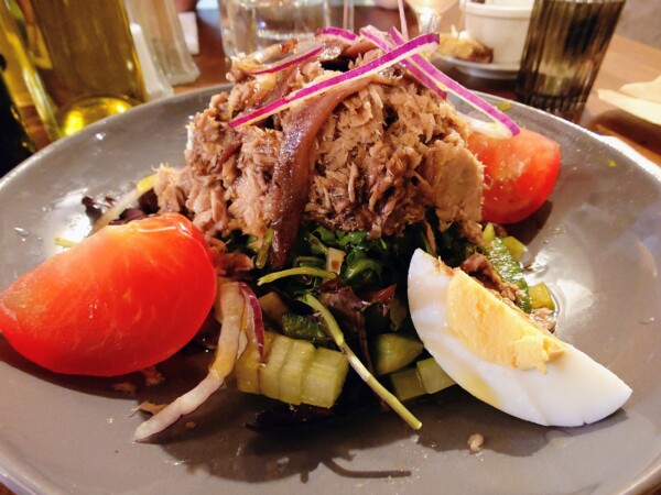 © VLife Blog vlife.blog Salad Niçoise im Restaurant L`Ecurie in der Altstadt von Nizza.