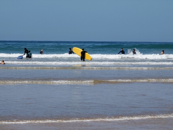 © VLife Blog vlife.blog Surfer aus der ganzen Welt und Einheimische treffen sich in den Wellen von Taghazout.