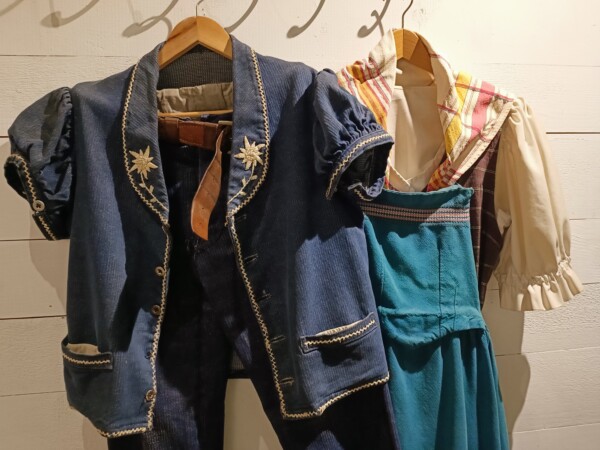© VLife Blog vlife.blog Typische Tracht in der Alpschaukäserei in Moléson.