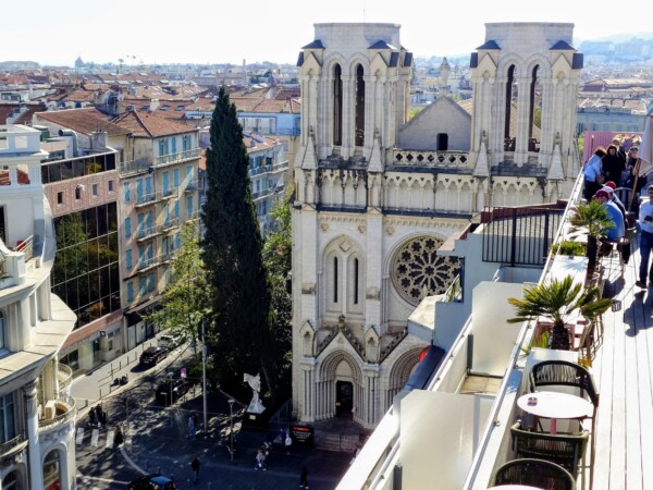 © VLife Blog vlife.blog Über den Dächern von Nizza mit Blick auf Notre-Dame de l’Assomption.