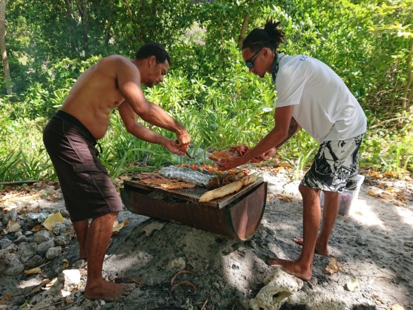© VLife Blog vlife.blog- Während die Gäste den Strand und das Meer geniessen, bereitet die Crew der Ocean Bird ein typisches Mittagessen zu.