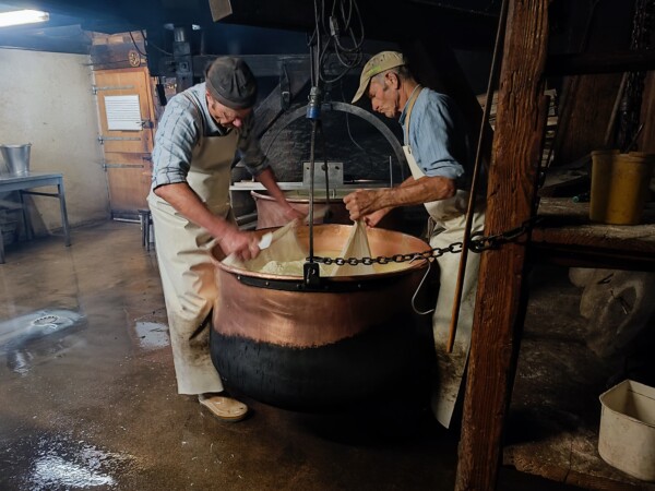 © VLife Blog vlife.blog in der Alpschaukäserei Moléson wird der Käse traditionell hergestellt.